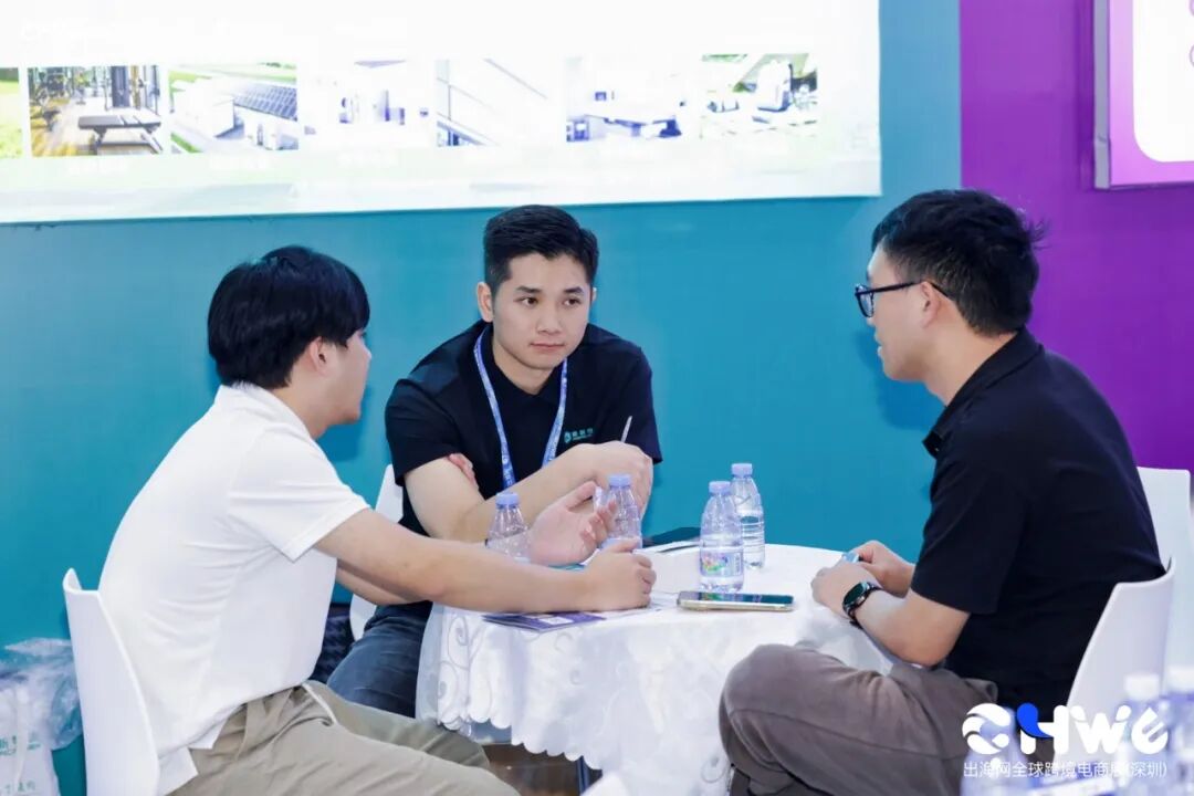 展会客户与美新人员深入交谈中
